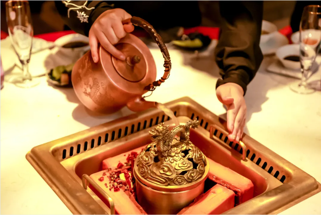 火鍋“新物種”強勢崛起！“發(fā)酵鍋底”正在升級火鍋賽道
